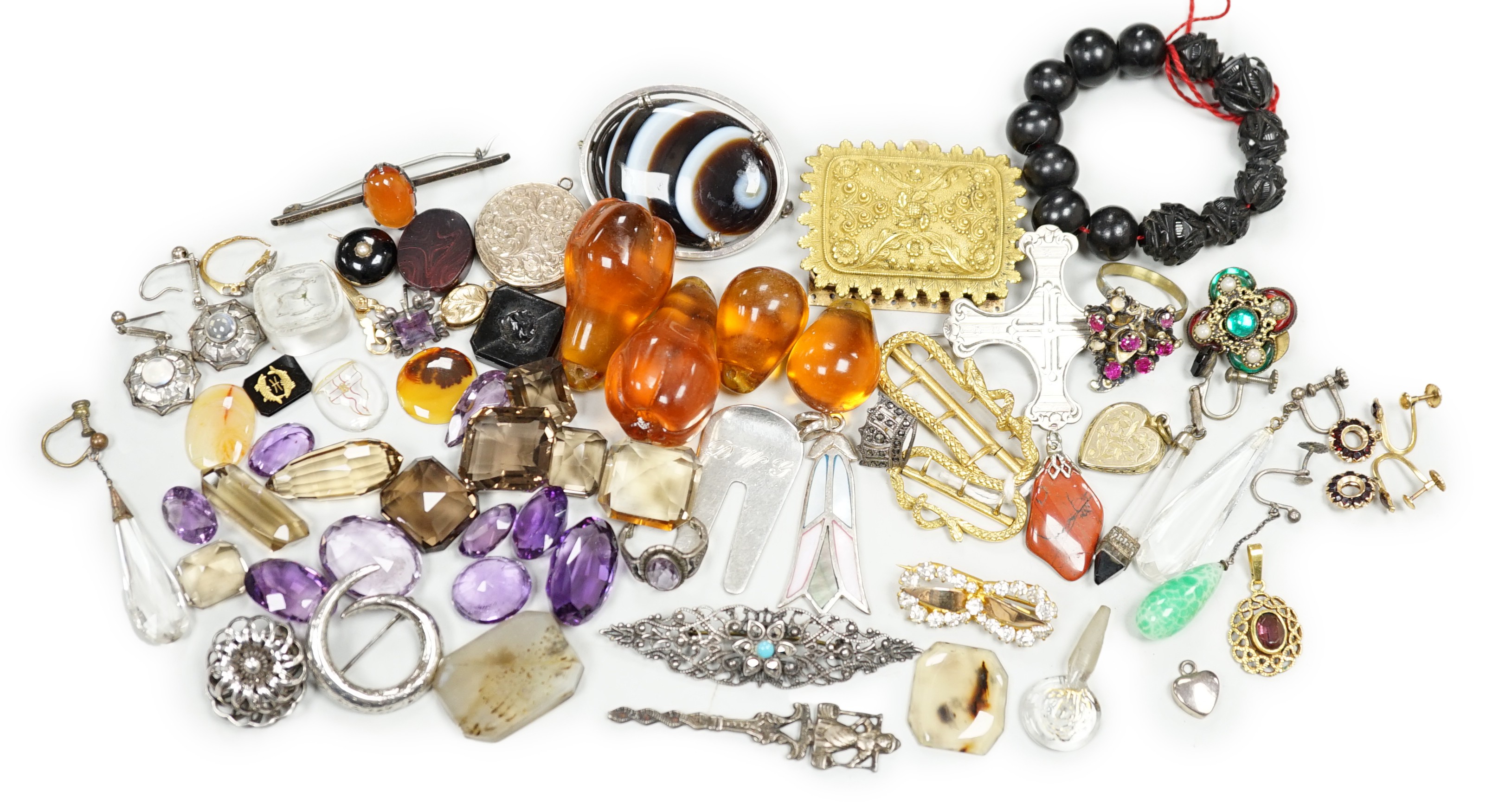 Assorted jewellery etc. including unmounted seals, agate brooch, engraved yellow metal locket and a quantity of unmounted cut amethysts and citrines.